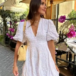 Studentklänning - Superfin vit klänning perfekt till sommaren och studenten! Säljer nu då jag redan har en  studentklänning. Den är helt ny, pris kan diskuteras.