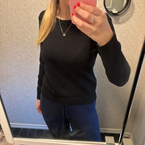 Svart stickad tröja - En klassisk svart stickad tröja från vero Moda i storlek M, superfint skick!🥰