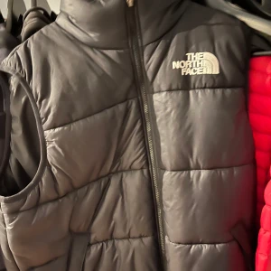 Svart dunväst från The North Face - Säljer en svart dunväst från The North Face 