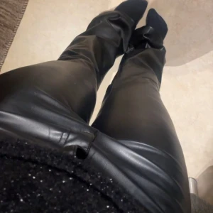 Svarta skinnbyxor från Zara - Säljer ett par svarta skinnbyxor från Zara med normal passform , bootcut där nere . Innebenslängden är 83 cm . Priset kan diskuteras 🌟