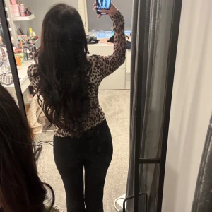 Leopard tröja Gina  - En nästan helt ny leopard tröja från Gina. Har används en gång och köpte den för 300kr.