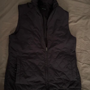 Riley väst - Säljer nu en mörkblå väst från riley i storlek S den är knappt använd och är i väldigt bra skick köpte den för 1000kr mitt pris är 300 fraktas direkt vid köp