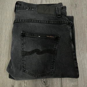 Nudie Jeans Grim Trim - Nudie Jeans , inga tecken på använding. Otrolig bra skick, dom har inte kommit till användning. Nypris 1599, väldigt fin färg och stilrena. Storlek W33 L32