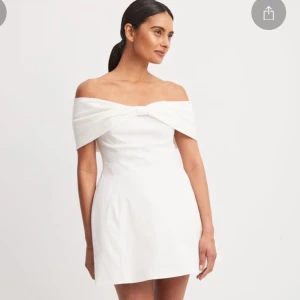 Klänning - Finaste klänningen till student eller andra finare tillfällen! Helt ny med prislapp, slutsåld 🩵nypris:800kr