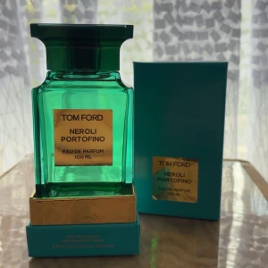 Tom Ford Neroli Portofino Eau de Parfum 100 ml - Exklusiv parfym från Tom Ford, Neroli Portofino, i en lyxig turkosgrön glasflaska med gulddetaljer. Flaskan rymmer 100 ml och kommer i en matchande turkos ask med guldfärgad etikett. En elegant och fräsch doft med citrus och blommiga inslag.