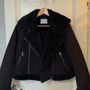Svart pälsjacka från Stradivarius - En svart jacka från Stradivarius i storleken M, i bra skick