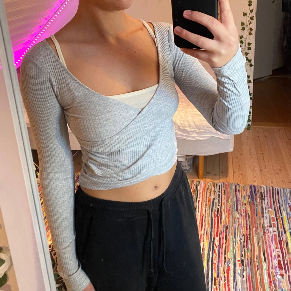 grå långärmad topp