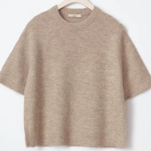 Beige stickad kortärmad tröja  - Mysig kortärmad tröja