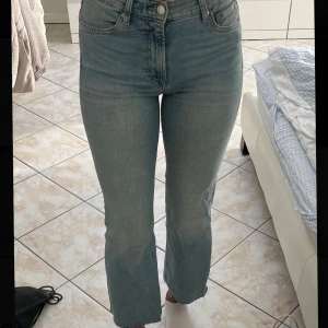 Ljusblå raka jeans - Säljer ett par ljusblå jeans med raka ben och medel midja. Klassisk femficksmodell med knapp och dragkedja framtill. Perfekta för en avslappnad och stilren look. Pris går att diskutera.