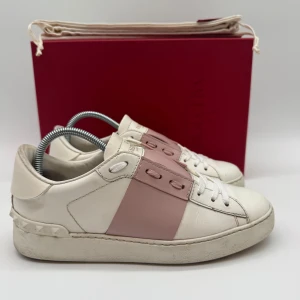 VALENTINO OPEN SNEAKERS - Valentino open sneakers - Skick: 9/10 - Storlek 36 - Tillbehör: Box, dustbag, kort - Nypris 7700kr - deluxecloset 