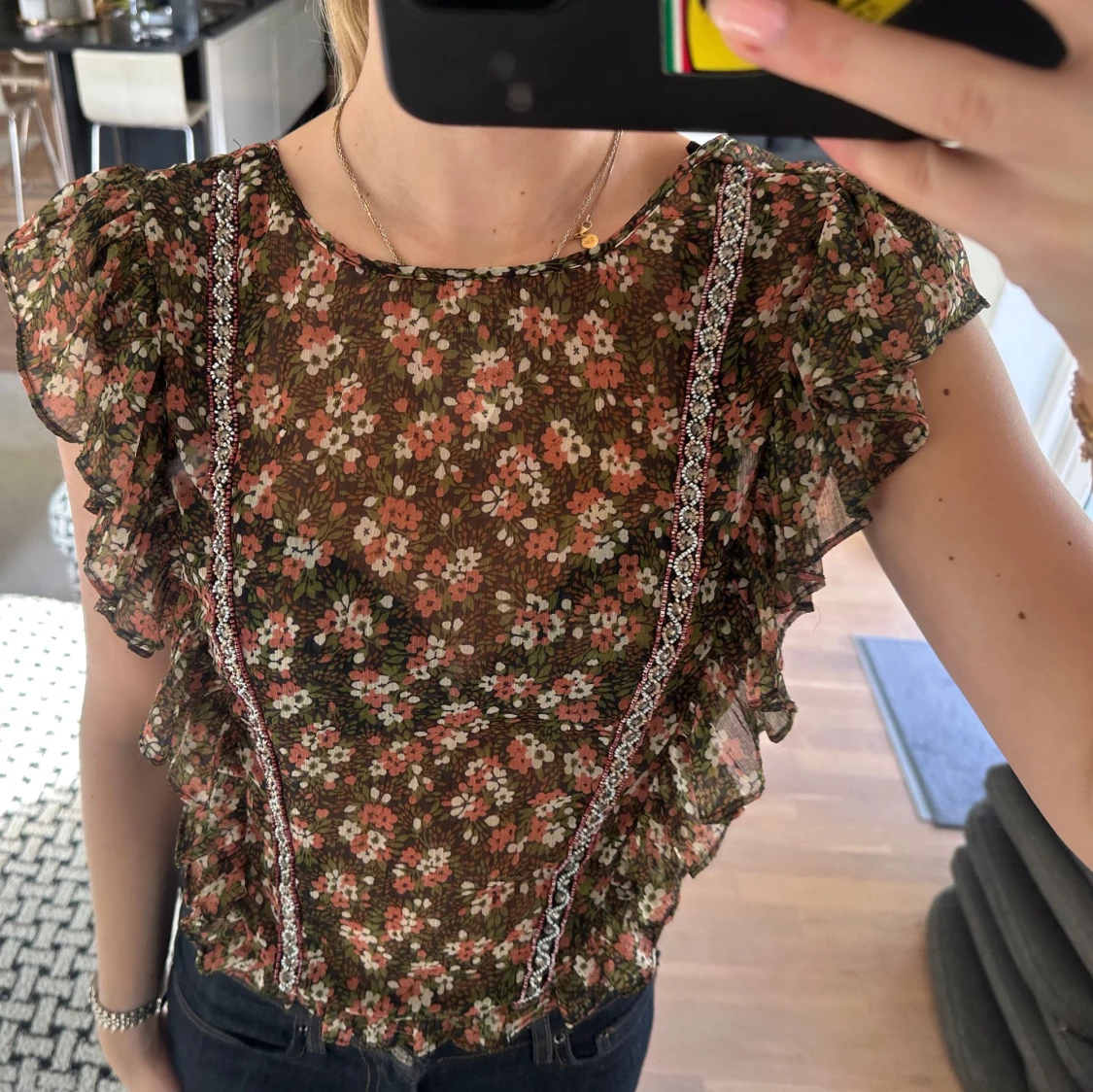 Blommig volangblus med spetsdetaljer - 1