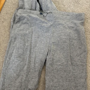 Grå mjukisbyxor - Säljer ett par grå mjukisbyxor med normal passform och resår i midjan. Perfekta för chill dagar hemma eller när du vill vara extra bekväm. Klassisk modell utan synliga detaljer.