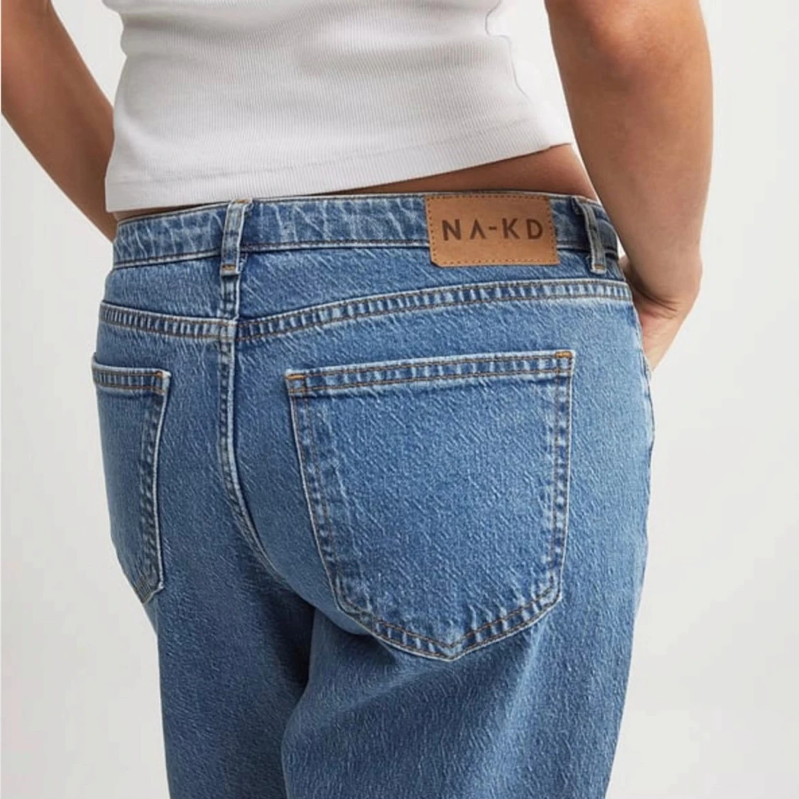 Blå jeansbyxor från NA-KD