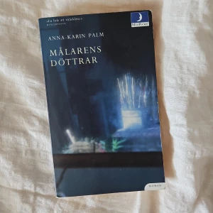 Målarens döttrar - Romanen 'Målarens döttrar' av Anna-Karin Palm är en svensk pocketbok. Omslaget är mörkt med en målning och penslar i fokus. Boken handlar om familjerelationer och konstnärsliv i samtida Stockholm och England.