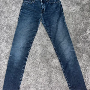Blå jeans från Jacob Cohen med röda sömmar - Snygga blå dam jeans från 🌟 Jacob Cohen🌟 med unika röda sömmar och klassisk femficksdesign. Jeansen har en smal passform och är tillverkade i ett mjukt denimtyg. Perfekta för dig som gillar stilrena och exklusiva jeans. Reparerade på insidan där av priset. Priset är inte hygget i sten 🪨 