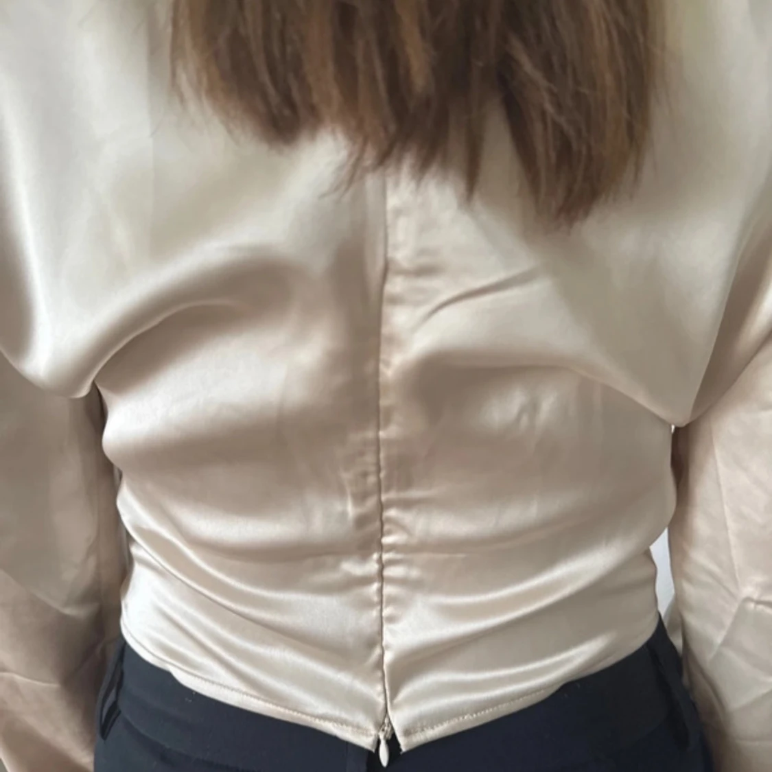 Champagnefärgad omlottopp i satin - 3