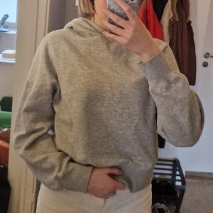 Grå hoodie från New Yorker  - Säljer en enkel och stilren grå hoodie från New Yorker i storlek S. Tröjan har huva, långa ärmar och ribbade muddar. Perfekt för en avslappnad look och passar till det mesta. Den är lite nopprig därav det lågs priset. Skriv vid frågor!✨️ Samfraktar gärna så kika in mina andra inlägg!✨️