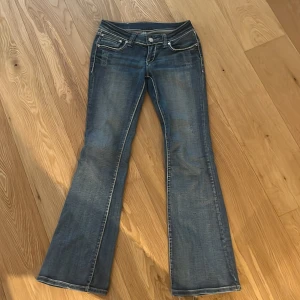 Intressekoll!! Lågmidjade bootcut jeans - Kollar intresset på dessa trendiga lågmidjade bootcut-jeans🤍De är köpta secondhand men i väldigt bra skick! Det finns ingen storlek men skulle säga att de är lite stora i midjan på mig som har s/xs. Passar mig i längden som 177 cm. Skriv gärna vid intresse och för fler bilder!