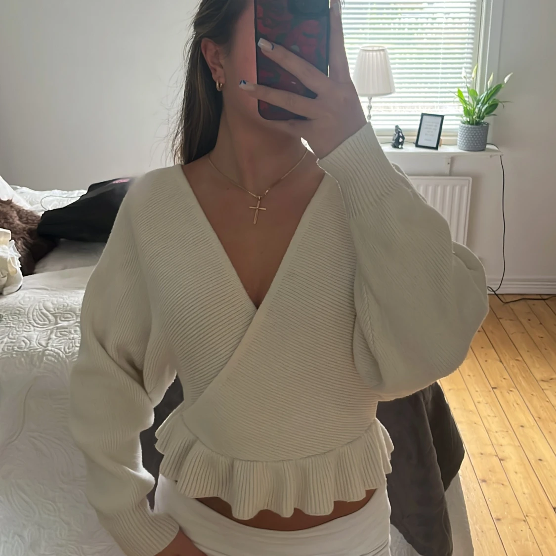 Vit omlottopp med volangkant