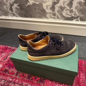 Mörkblå sneakers i mocka från CQP - Säljer nu dessa sjukt nice sneakers från CQP, de är i mörkblå mocka är i sjukt bra skick. Storlek 41. Kommer med låda!Nypris 2730 kr