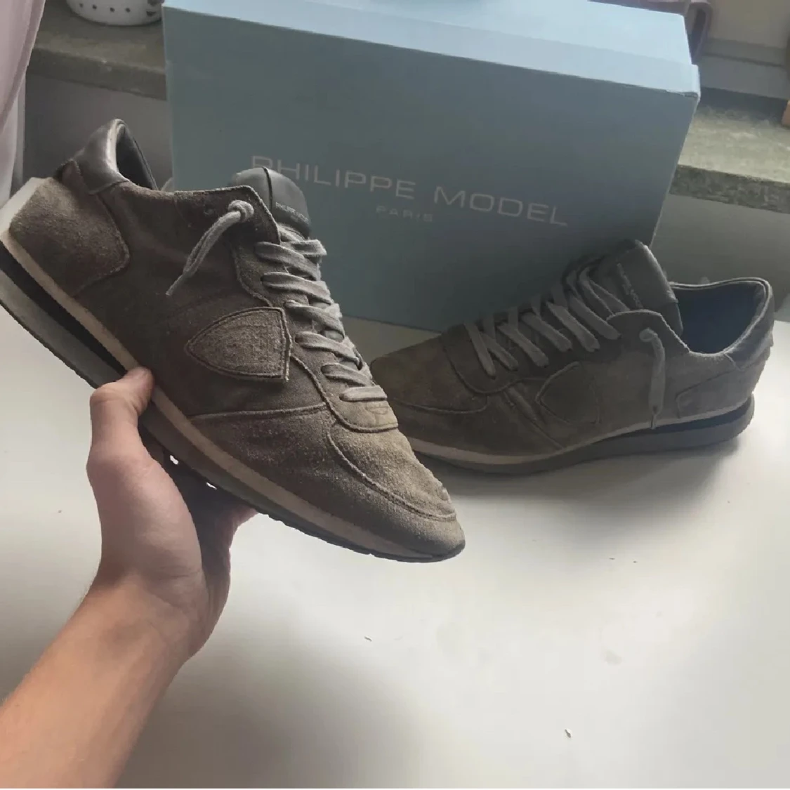 Beige sneakers från Philippe Model