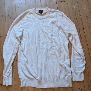 Vit stickad tröja från H&M - Säljer en vit stickad tröja från H&M i slim fit-modell. Tröjan har rund halsringning och är tillverkad i ett mjukt material som passar perfekt till vardags. Enkel och stilren design.