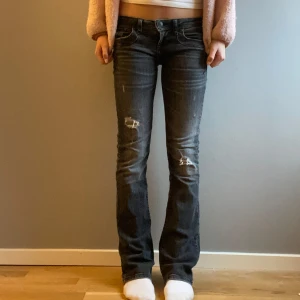 svarta ltb jeans med slitningar - svarta ltb jeans med slitningar i storlek 26/32 som inte kommer till användning💗bara att skriva vid frågor eller för fler bilder💗kan sänka priset vid snabb affär