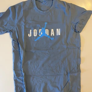 Blå Jordan t-shirt  - Snygg blå t-shirt från Jordan
