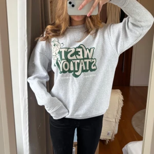 Grå sweatshirt med tryck - Grå sweatshirt med tryck från Pull&Bear! Storlek M🌟🌟