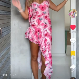 Rosa blommig klänning med volang - Säljer denna virala superfin rosa och vit blommig klänning med volangkant. Aldrig använd endast testad. Köpt för 1200kr