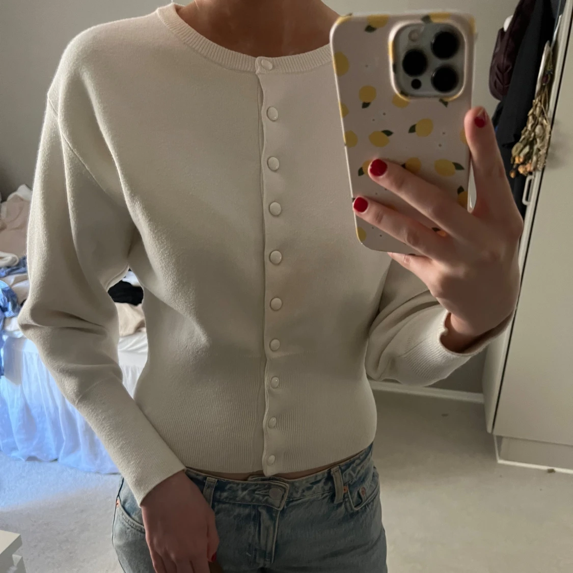 Vit ribbad kofta med knappar