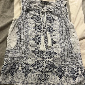 Blus - Knappt använd. Perfekt för varma dagar!💕