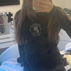 Svart långärmad tröja med Nashville-tryck - Säljer en svart långärmad tröja från Brandy Melville med ett Nashville-tryck på framsidan. Passar bra till jeans eller kjolar. Använd ett fåtal gånger💕