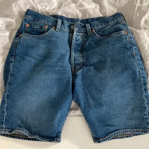 Snygga jorts - Säljer dessa snygga jeanshorts då dom aldrig används av mig. Köpta på butik i gotland! Skriv privat för frågor och fler bilder ❤️