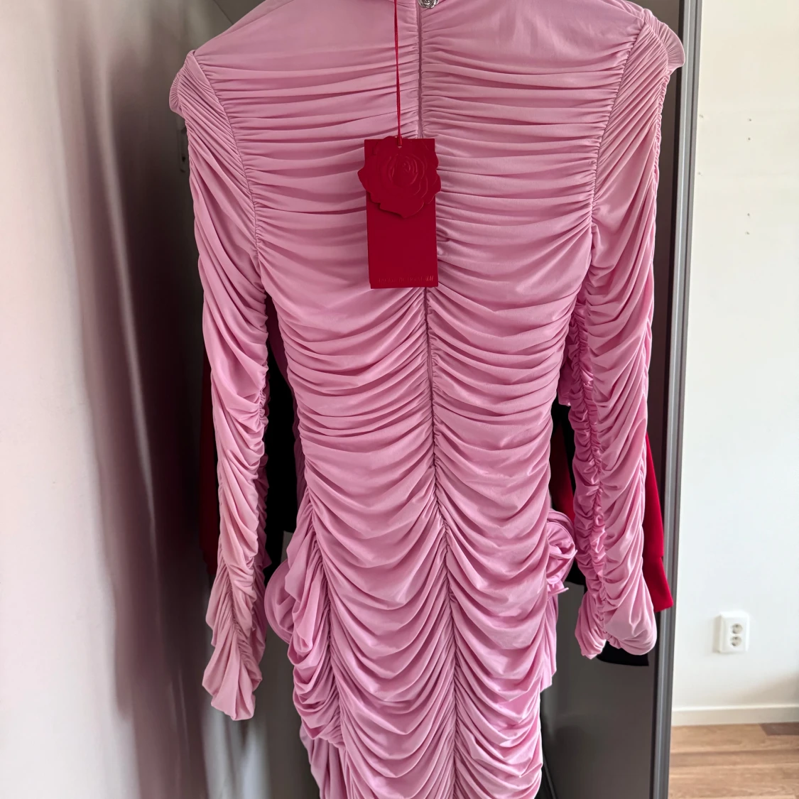 Ljusrosa omlottklänning med rynk och blomdetalj Magda Butrym H&M - 4