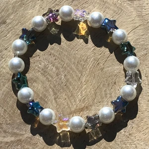 Armband  - Vackert armband av stjärnor och vaxade glaspärlor✨⚪️✨