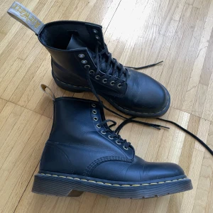 Doc Martens - Sparsamt använda veganska Doc Martens!! Strl. 40🙌 Nypris 2100 kr