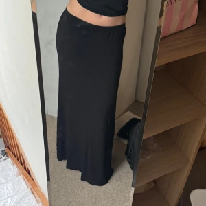 Svart maxikjol - Svart maxikjol med slits🫶💕💕