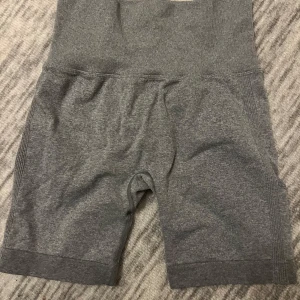 Grå sömlösa träningsshorts  -  Helt nya, sömlösa träningshorts med hög midja. Tillverkade i stretchigt material som ger en tight passform och bra stöd vid träning. De har ett skrunch där bak som ger ett fint lyft. Perfekta för gymmet eller löpning. Pris kan diskuteras vid snabb affär!💕