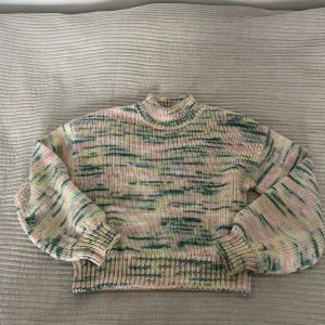  Pastellfärgad stickad tröja från Monki - Säljer en stickad tröja från Monki i storlek S. Knappt använd!✨