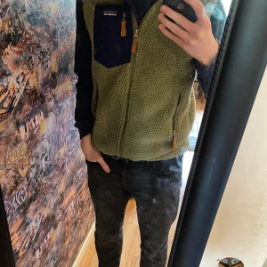 Patagonia väst - Säljer en patagonia väst, grön. Riktigt unik och snygg. Modellen på bilden är 180 och väger cirka 67kg. Riktigt skön och bra passform. Glöm inte att höra av dig vid intresse eller vid funderingar.😁👕