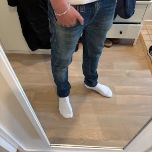Nudie jeans  - Skit feta nudie jeans i bra skick. Nypris 1800 vårat pris 799 som är bra. Dom är väldigt eftertraktade därav priset🙌🏻