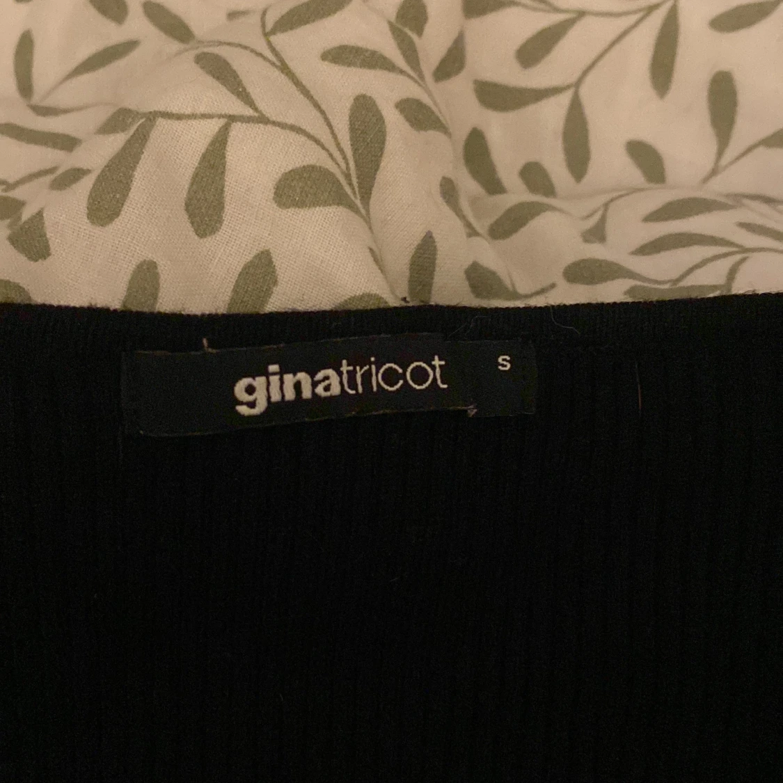 Svart ribbad topp från Gina Tricot - 2