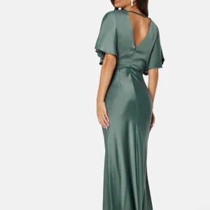 Grön balklänning ny - Ny balklänning med prislappen kvar i satin från Bubbleroom i en dämpad grön nyans. Nypris: 1500kr. Klänningen har omlottliv, v-ringning, korta vida ärmar och öppen rygg. Materialet är glansigt och följsamt.