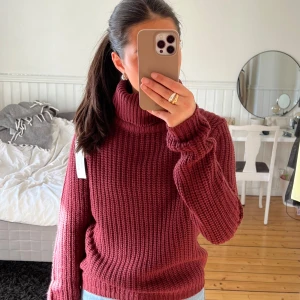 Vinröd stickad polotröja från Rut&Circle - Säljer en jättefin vinröd stickad polotröja från Rut&Circle🩷Helt oanvänd, lapparna kvar!