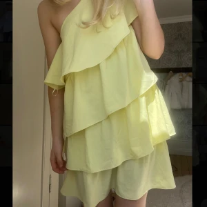  Gul klänning Zara  - Säljer nu denna super eftertraktade och populära gula volangklänning från Zara i storlek L men sitter mer som S/M . Jag på första och andra bilden har oftast XS-S för referens 💞💛