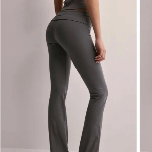 Grå bootcut leggings - Gråa yoga pants, aldrig använda! Kom priv för frågor💕