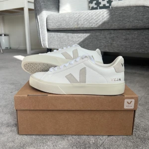 Ljusa Veja sneakers - Oanvända Veja sneakers i nyskick. Säljer pga att de inte går att lämna tillbaka. De är i stlk 38 och är i kromfritt läder. Super snygga till våren och sommaren!🩷