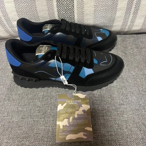 Valentino rockrunners - Nya valentino rockrunners som ej passade, fick dessa som födelsedagspresent, skorna är självklart autenti och är perfekta inför vintern❄️