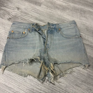 Shorts Levis - Ljusblå shorts Levis i stl W26, motsvarar XS-S. Inte mycket använda så i nyskick. Inga defekter 
